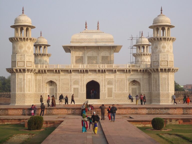 Luxury Taj Mahal, Agra Fort & Baby Taj Day Trip by Private Car